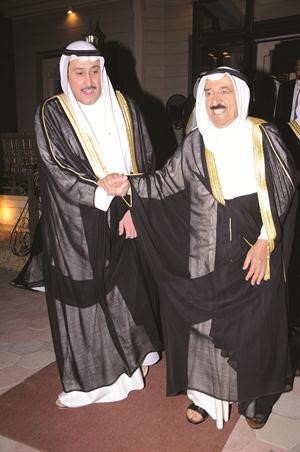صاحب السمو الامير الشيخ صباح الاحمد يدا بيد مع الشيخ فيصل الحمود﻿