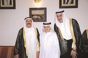 صاحب السمو والشيخ فيصل الحمود في صورة مع احد الاطفال﻿