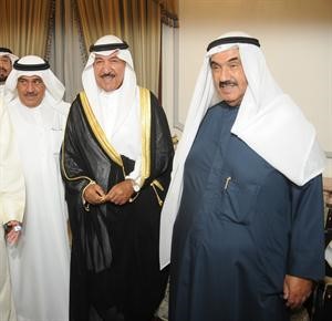 الشيخ جابر العبدالله مهنئا ويبدو مصطفى الشمالي﻿