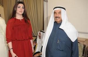 سمو الشيخ ناصر المحمد مع احدى المهنئات﻿