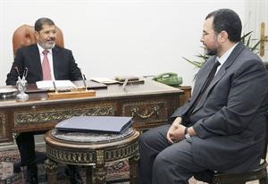 الرئيس المصري دمحمد مرسي خلال استقباله لرئيس الوزراء المكلف دهشام قنديل