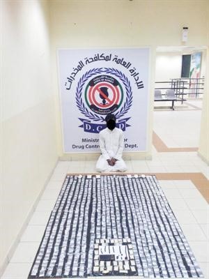 المتهم وامامه الكمية المضبوطة﻿