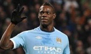 مانشيني يسخر من مستقبل بالوتيللي