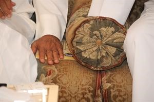 احمد السعدون يضع يده على ملف احتوى مطالب القوى الشبابية