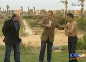 بالفيديو.. في معجزة خارقة.. شاب مصري يخفي معدته ويظهر عموده الفقري من بطنه!