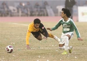 لاعب العربي علي مقصيد يسقط لاعب القادسية علي النمش في احدى المباريات
