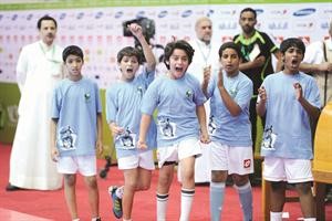 احد فرق البراعم يحتفل بالفوز﻿