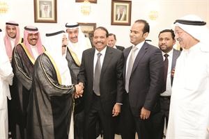 صاحب السمو الامير يتلقى تهنئة المدير الاداري لمجموعة لولو يوسف علي في حضور سمو ولي العهد والشيخ فيصل الحمود﻿