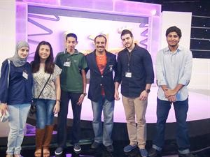 طلاب وطالبات برنامج الصحافة المدرسية في برنامج ويانا
