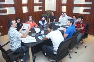الزميل محمد ناصر يقدم شرحا لدور مركز المعلومات