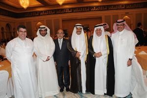 دعبدالعزيز الفايز ودعبدالعزيز البابطين وعبدالرزاق البحر وعدد من الحضور
