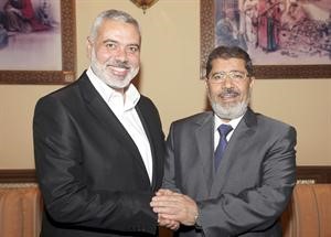 الرئيس المصري د محمد مرسي مستقبلا رئيس الحكومة الفلسطينية المقالة في غزة اسماعيل هنية امس الاول﻿