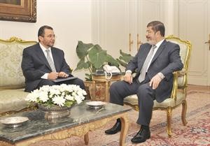الرئيس المصري د محمد مرسي مستقبلا رئيس الوزراء المكلف د هشام قنديل بالقصر الرئاسي اپ