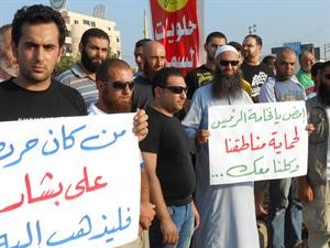 الشيخ احمد الاسير خلال اعتصام مؤيد لمواقف الرئيس سليمان في صيدا امس 	محمود الطويل﻿