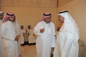 حديث جانبي بين دميثير واحد الحضور﻿