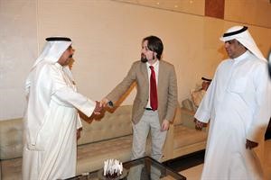 ويستقبل احد ضيوفه﻿
