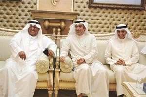 المحامي احمد الشحومي يتوسط بدر الذياب وناصر الهلفي 	قاسم باشا﻿