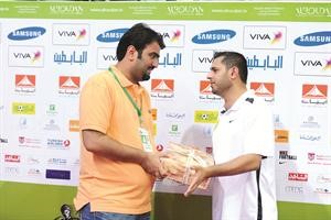 خالد الروضان يكرم اداري فريق الوصل الاماراتي﻿