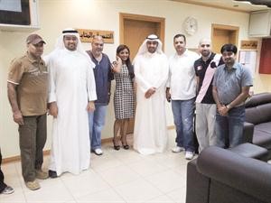 وزير الاعلام الشيخ محمد العبدالله مع فريق عمل برنامج كنز FM	 فريال حماد﻿