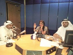 وزير الاعلام اثناء تلقيه اتصالات مستمعي كنز FM﻿