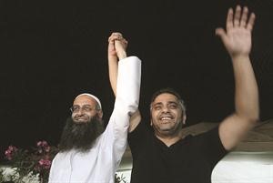 الفنان فضل شاكر يدا بيد مع الشيخ احمد الاسير خلال حفل انشاد للمعتصمين في صيدا امس الاول افپ