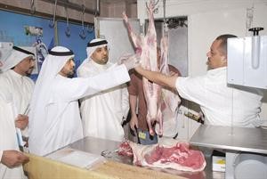 مفتشو البلدية يفحصون اللحوم للتاكد من صلاحيتها
