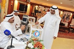 احد المواطنين يتبرع للاشقاء في سورية
