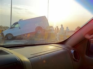 شاحنة الفان بعد ان تعلقت بالحواجز الاسمنتية﻿