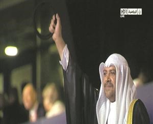 رئيس اللجنة الاولمبية الشيخ احمد الفهد يرفع عقاله لحظة دخول وفد الكويت طابور العرض﻿