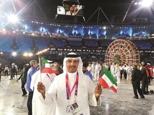 الرامي فهيد الديحاني حاملا علم الكويت في الافتتاح﻿