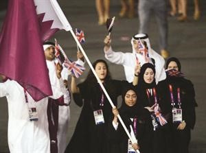سيدات قطر يحملن علم بلادهن في طابور العرض بحفل الافتتاح رويترز