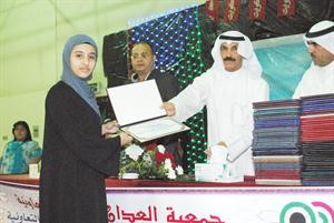 المدير العام علي زايد العازمي يكرم احدى الطالبات المتفوقات
