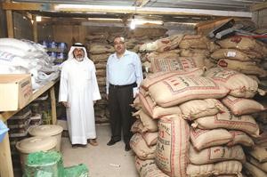 الزميل اسامة دياب متحدثا للمشرف العام على مشروع ابوالحصانية الخيري الزميل يوسف عبدالرحمن﻿قاسم باشا