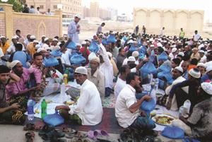 توزيع الصدقات على ضيوف الرحمن﻿