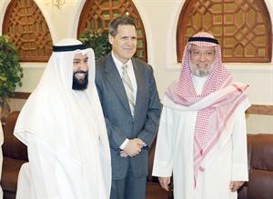  السفير الاميركي متوسطا احمد باقر ودعلي العمير﻿