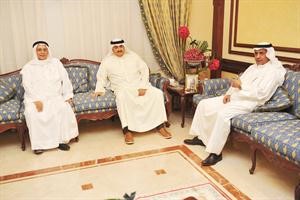 المطير متوسطا المهنئين
