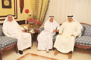 محمد المطير مع بعض المهنئين بشهر رمضان

