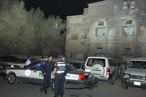 رجال الامن يحيطون بموقع الجريمة﻿