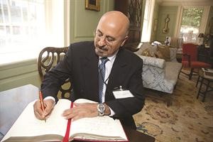 الشيخ دمحمد الصباح خلال توقيع الاتفاقية﻿