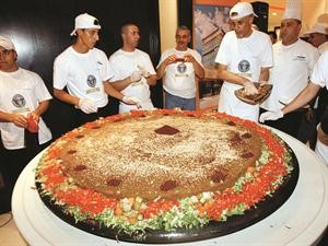 وضع اللمسات الاخيرة على قرص الفلافل الاكبر في العالم