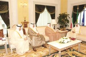 سمو ولي العهد الشيخ نواف الاحمد مستقبلا الشيخ احمد الخالد والشيخ صباح الخالد والشيخ محمد العبدالله﻿