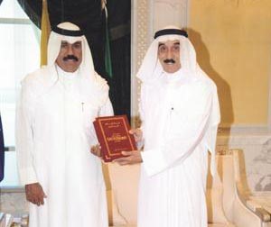 سمو ولي العهد الشيخ نواف الاحمد يتسلم من دعبدالعزيز الاحمد احدى موسوعاته العلمية