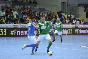 البرازيلي فابيو يسيطر على الكرة