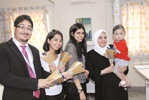 متطوعون من بنك الكويت الوطني يشاركون اطفال مستشفى ابن سينا فرحتهم﻿