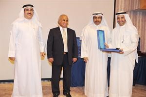 دعبداللطيف البدر ودعواد الظفيري ودعلي بومجداد يكرمون احد الاساتذة
