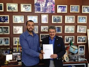 م مجبل المطوع ويوسف القناعي بعد توقيع الاتفاقية﻿
