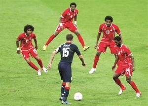 البريطاني ارون رامسي محاصرا بين لاعبي الامارات
