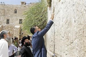 ميت رومني يضع ورقة صلوات في حائط البراق في القدس المحتلة اپ