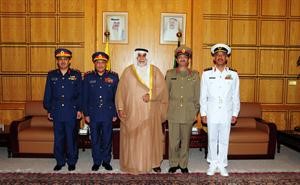 الشيخ احمد الخالد متوسطا القادة بعد تقليدهم رتبهم الجديدة﻿