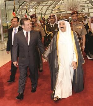 صاحب السمو الامير الشيخ صباح الاحمد مستقبلا الملك عبدالله الثاني لدى وصوله